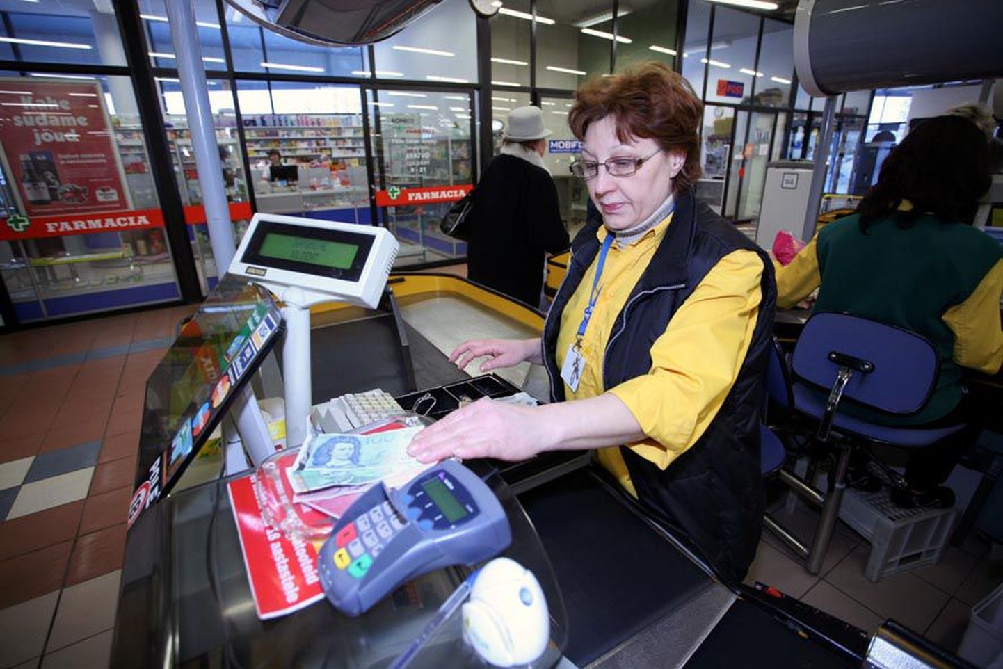 Paide Maksimarketi kassapidaja Liidia Roosioja lausus, et 
põhiosa ostjatest tasub kauba eest kaardiga juba nüüdki.