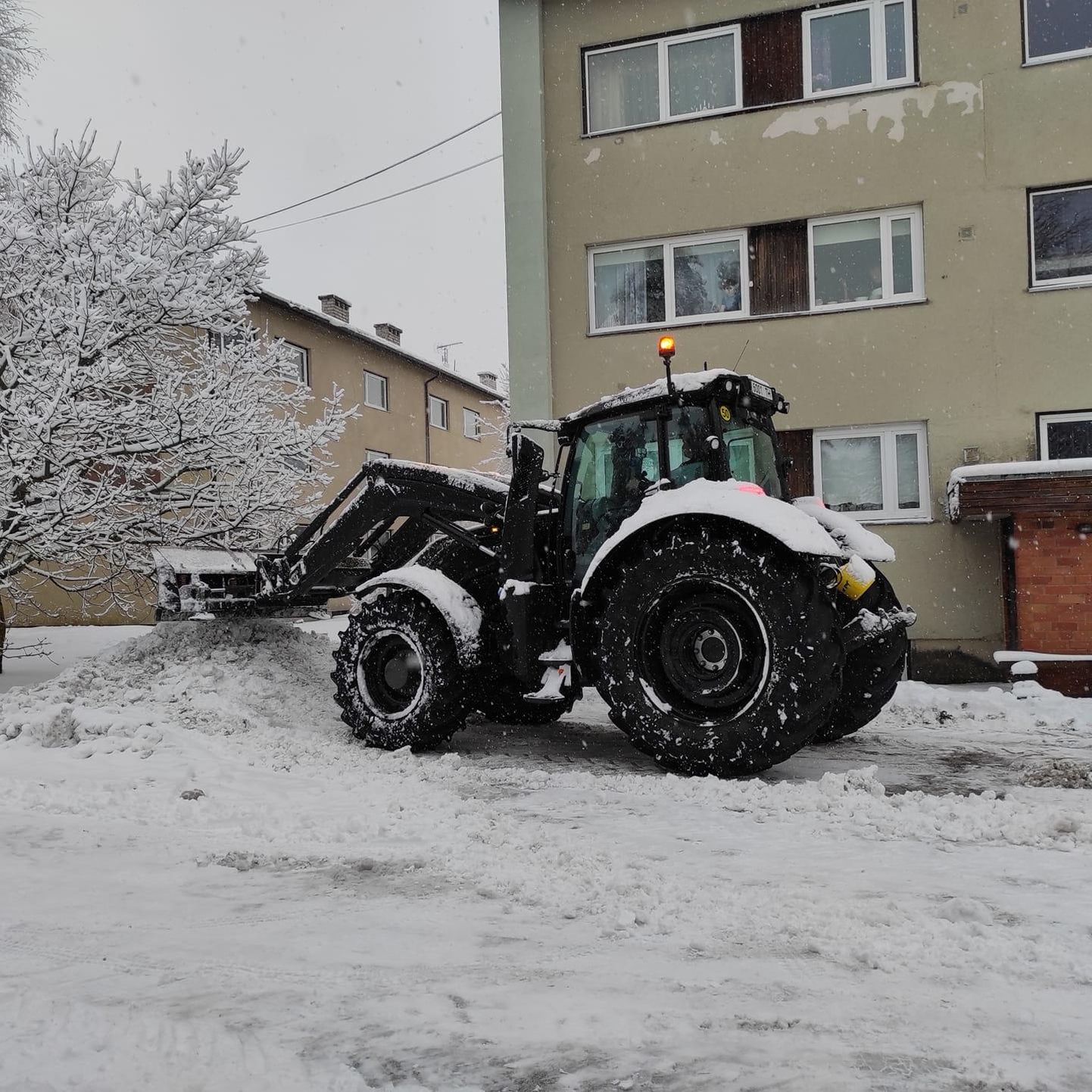 Idavere mõisa traktoristid aitasid lund lükata kõige rohkem eramajade ja -kinnistute juures.
