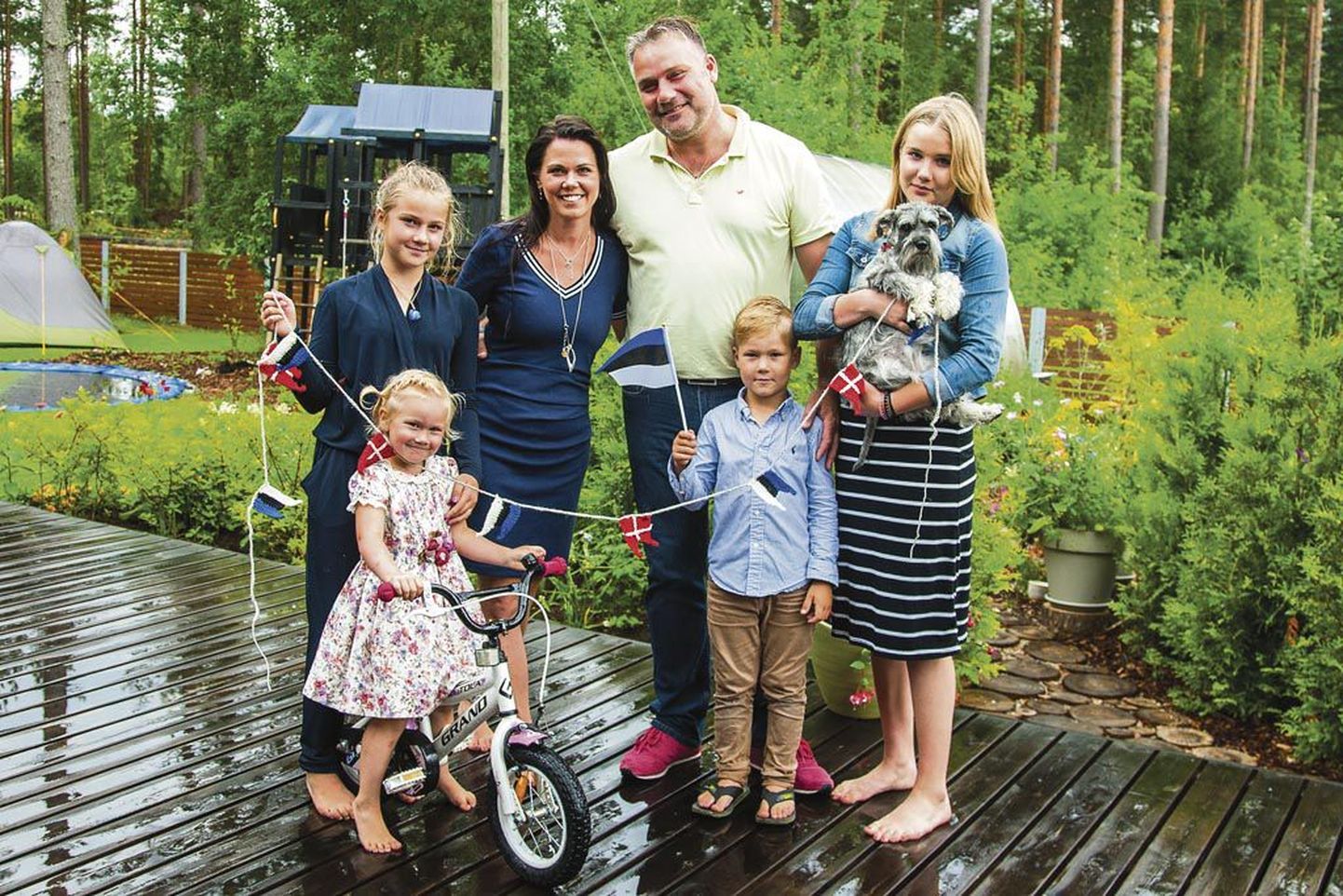 Sõbrad kinkisid Kristensenidele hiljuti Eesti ja Taani lippudega heegeldatud keti, mis pereema Raili sõnutsi hakkab ilmselt sünnipäevalaudu ehtima.