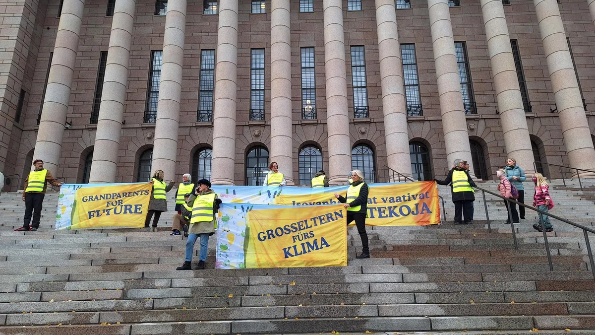 11. oktoobril kogunesid Soome kliimateadlikud vanavanemad protestiaktsiooniks Eduskunta ette. Nii teevad nad reedeti sageli ja alates 2018. aastast. Paraku neid ei märka mitte keegi, nendega ei räägita ja neist ei kirjutata, ütlevad Elokapina liikmed.