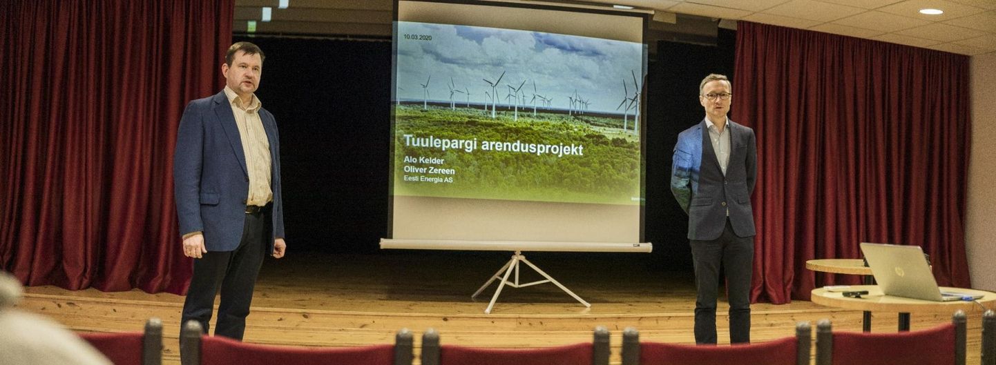 Plaanitava tuulepargi arutelul Surju rahvamajas ütles Saarde vallavanem Eiko Tammist (vasakul), et kaasata taheti võimalikult paljusid. Üks selgitajaid oli AS Eesti Energia arendusjuht Alo Kelder (paremal).