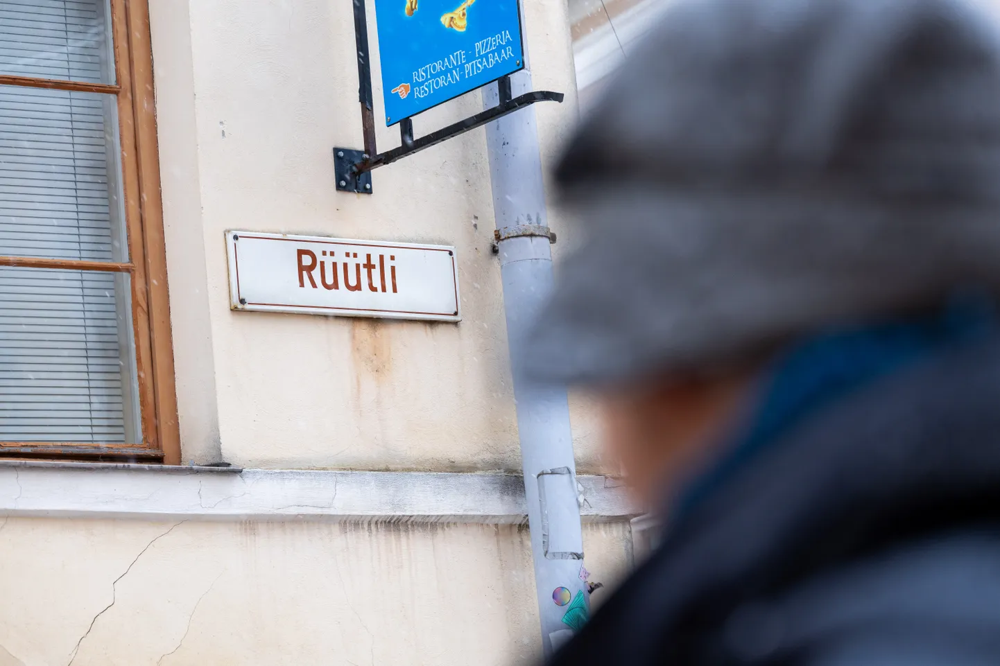 Tartu Postimees küsis tartlastelt Arnold Rüütli kohta mälestusi sümboolselt Rüütli tänaval.