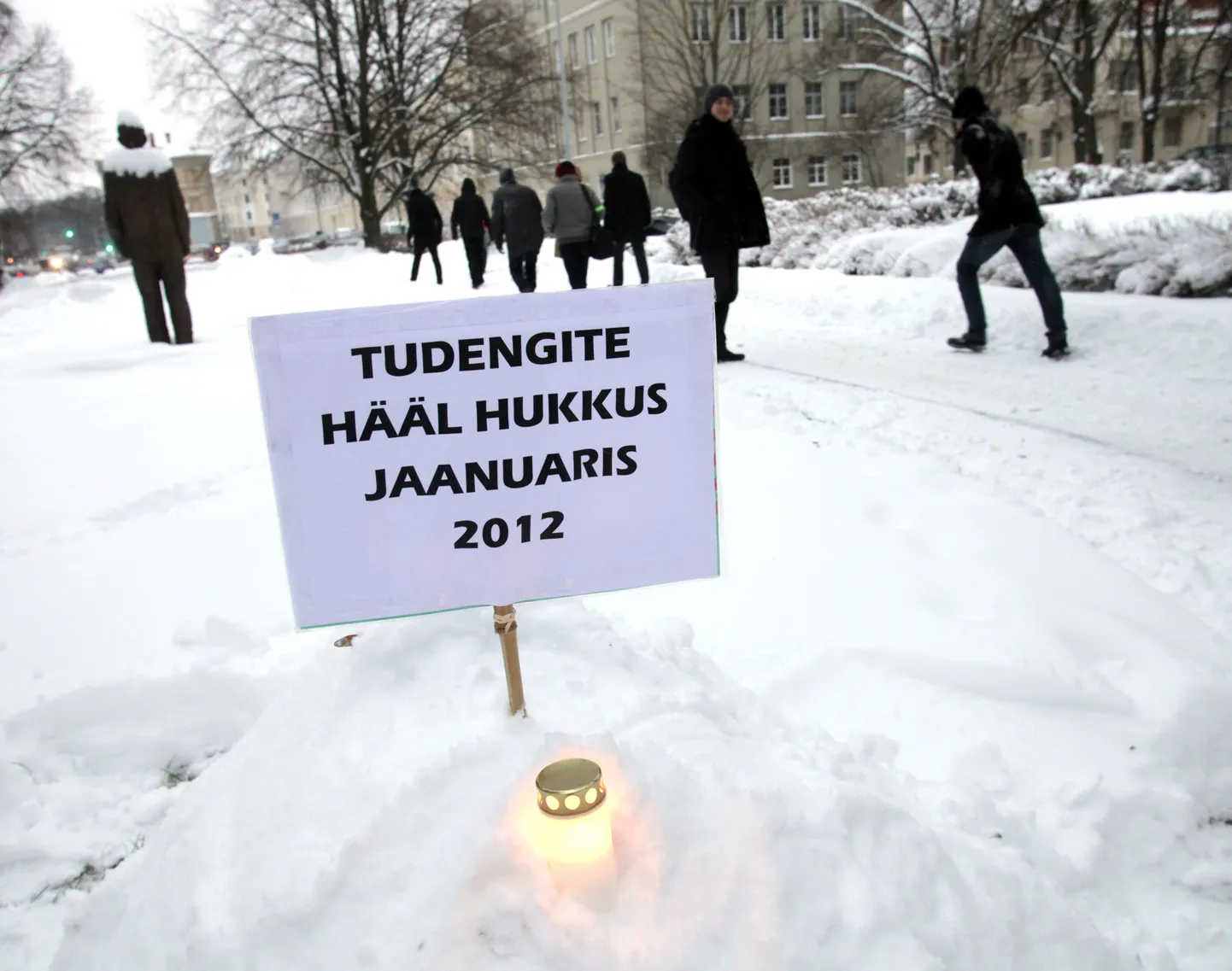 Täna kell 13 tulid üle Eesti Toompeale meelt avaldama noored, kes soovivad, et Riigikogu jätaks pooleli kõrgharidusreformi teise lugemise.