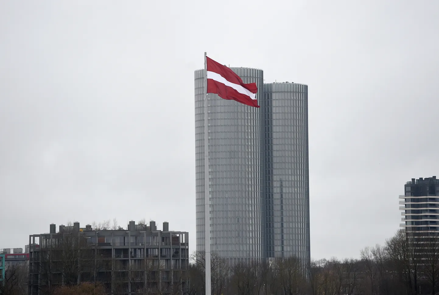 Latvijas karogs uz AB dambja.