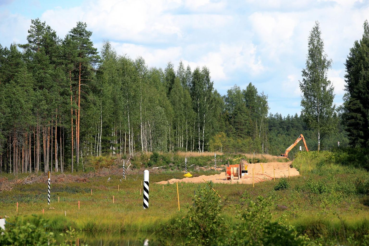 Eesti-Vene piirist on valmis ehitatud 23,5 kilomeetrit, töö käib 63 kilomeetril. Valitsus tahab piiri väljaehitamist kiirendada. Fotol kagupiiri ehitus augustis.