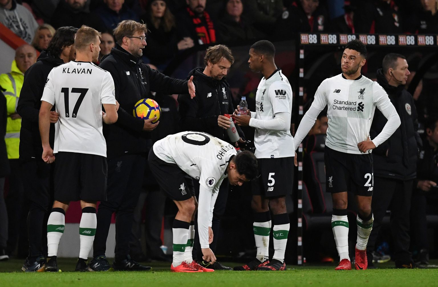 Soccer Football - Premier League - AFC Bournemouth vs Liverpool - Vitality Stadium, Bournemouth, Britain - December 17, 2017   Liverpool manager Juergen Klopp gives instructions to Ragnar Klavan, Philippe Coutinho, Georginio Wijnaldum and Alex Oxlade-Chamberlain during a break in play   REUTERS/Dylan Martinez    EDITORIAL USE ONLY. No use with unauthorized audio, video, data, fixture lists, club/league logos or "live" services. Online in-match use limited to 75 images, no video emulation. No use in betting, games or single club/league/player publications.  Please contact your account representative for further details.