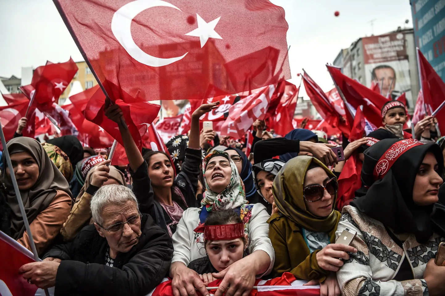 Türgi president Recep Tayyip Erdoğani toetajad möödunud nädalavahetusel Istanbulis riigipea toetusmeeleavaldusel.