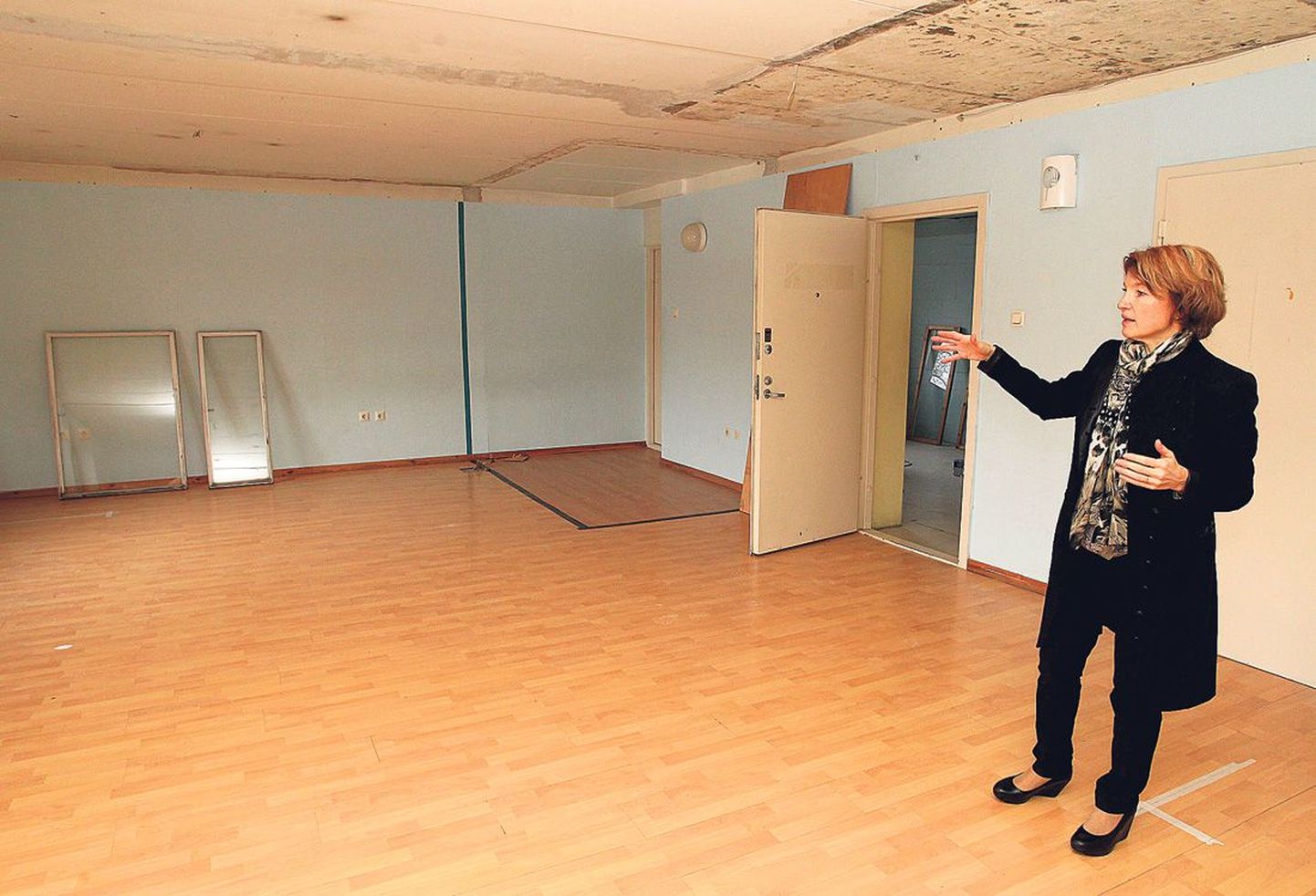 Tiina Kallavus seisab vanas tantsusaalis, millest pärast remonti saab kolm ruumi.