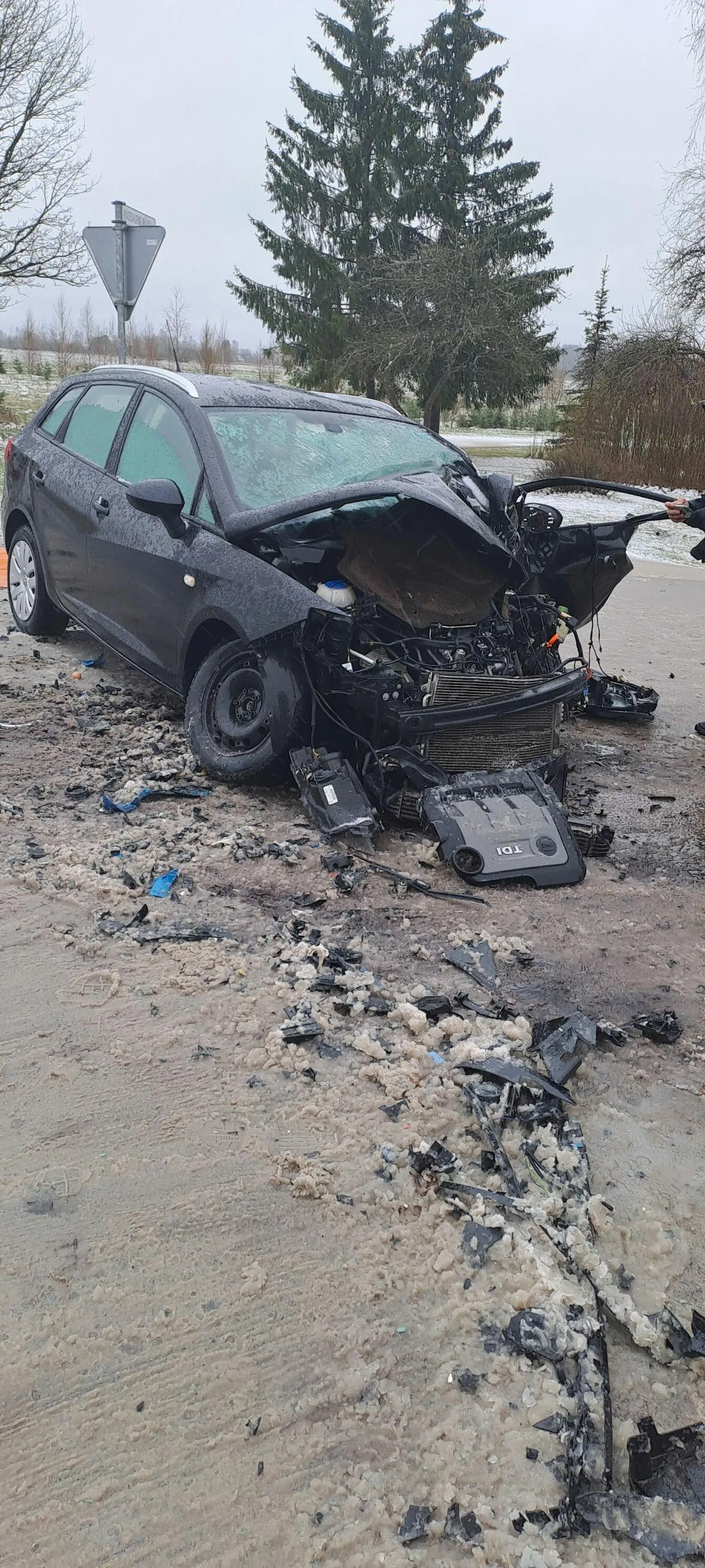 Jõgevamaa Kassinurme liiklusõnnetuses pidid päästjad kokkupõrkes muljutud autodest vigastatud juhid eritööriistade abil välja aitama. 