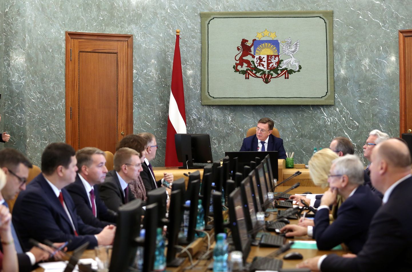 Премьер Марис Кучинскис и министры на последнем заседании возглавляемого им правительства