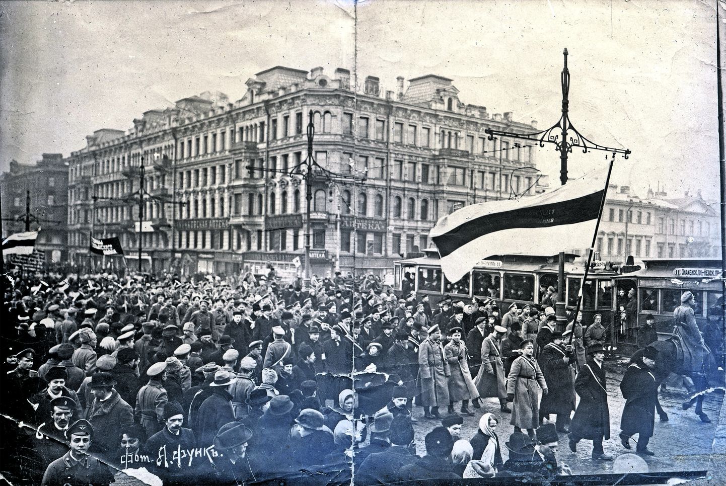 1917. aasta 26. märtsil marssis umbes 40 000 eestlast sinimustvalgete lippude all Petrogradis Eesti autonoomia toetuseks.