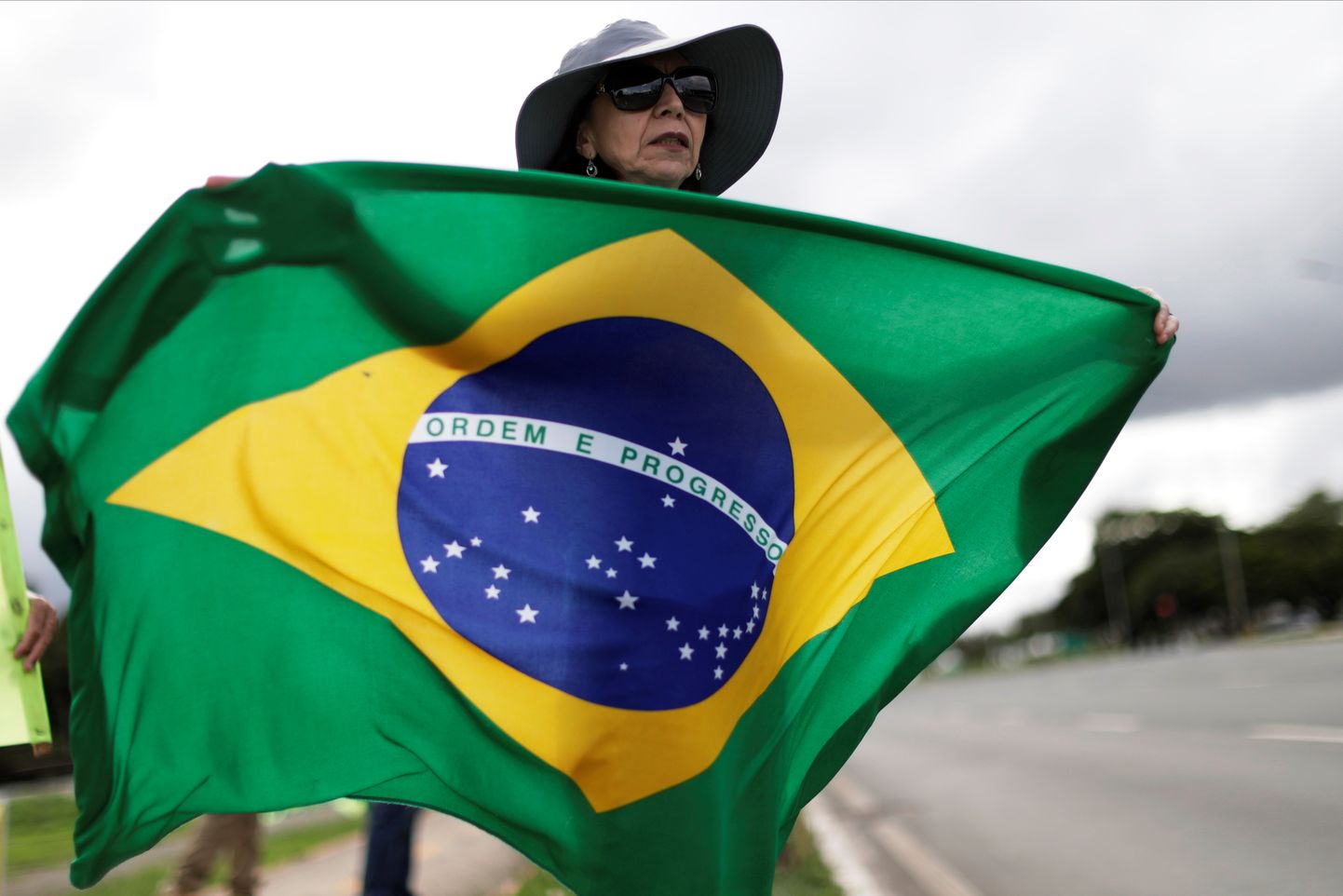 27 марта жители Бразилии вышли на протест против социальной изоляции, они поддерживают мнение президента Болсонару.