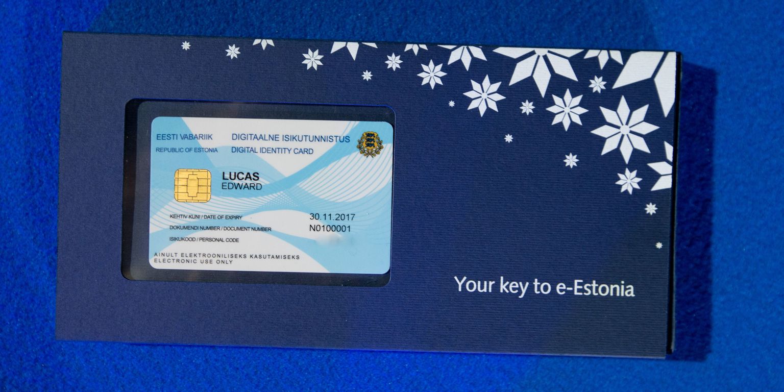 Eesti esimese e-residentsuse kaardi sai ajakirjanik Edward Lucas.