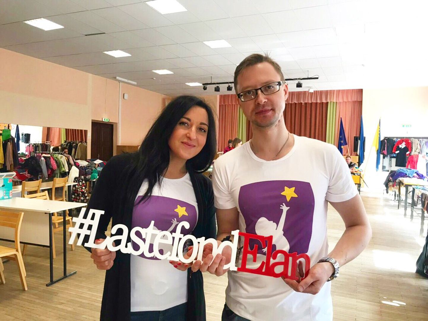 Организаторы первого благотворительного базара Илона Махаррамова и Андрей Игонен считают, что хорошие идеи находят поддержку и понимание со стороны горожан.