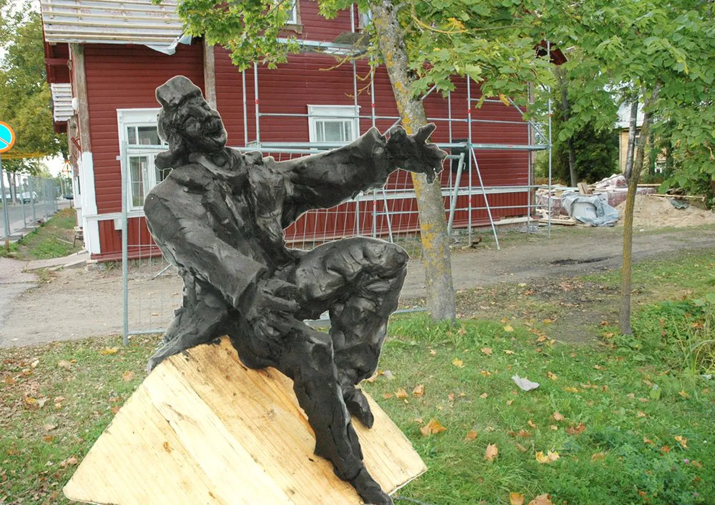 Selline peaks välja nägema Tauno Kangrolt tellitud Kaljo Kiisa ausammas Paunvere apteegi kõrval.