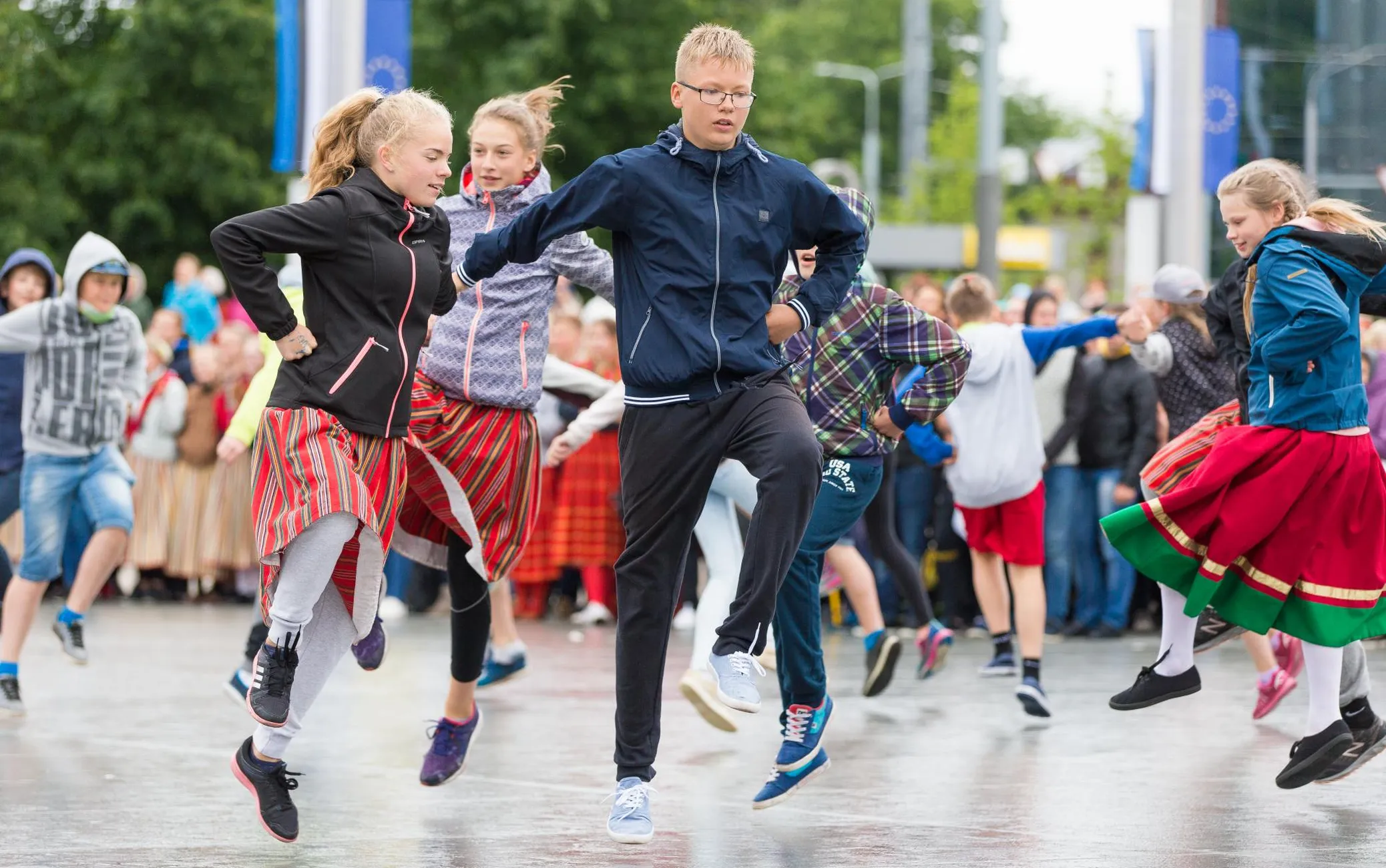 Näide Eesti noorte leidlikkusest: vihma tõttu otsustasid korraldajad 2017. aastal tantsupeo etenduse ära jätta. Tantsuhimulised noored kogunesid Vabaduse platsile ja pidasid tantsuetenduse omal algatusel maha.