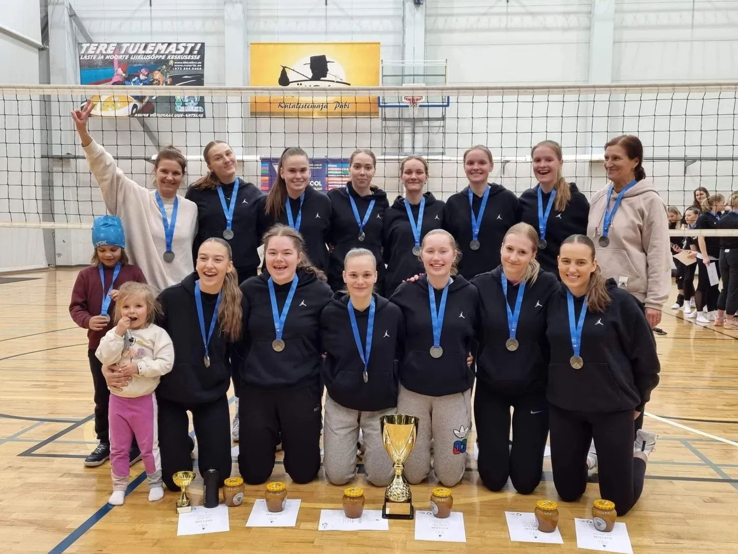 Viljandi Spordikool / VilVol tuli alla 20-aastaste neidude Eesti meistrivõistluste I finaalturniiril hõbemedalile.