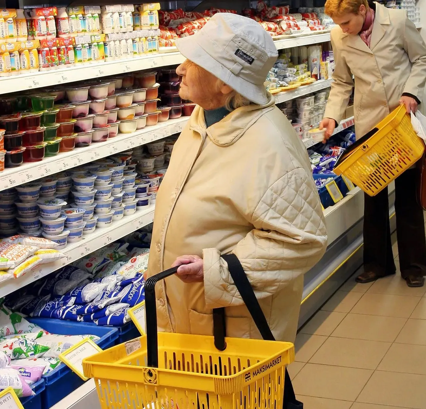 Молочный отдел продуктового магазина.