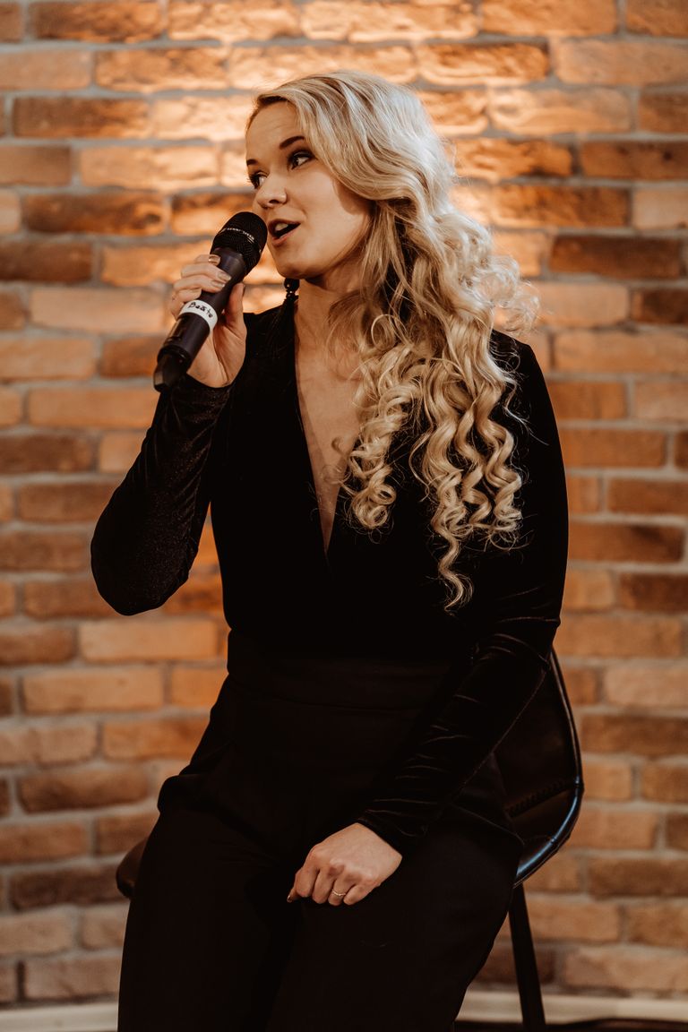 Dziedātāja Beāte Zviedre.