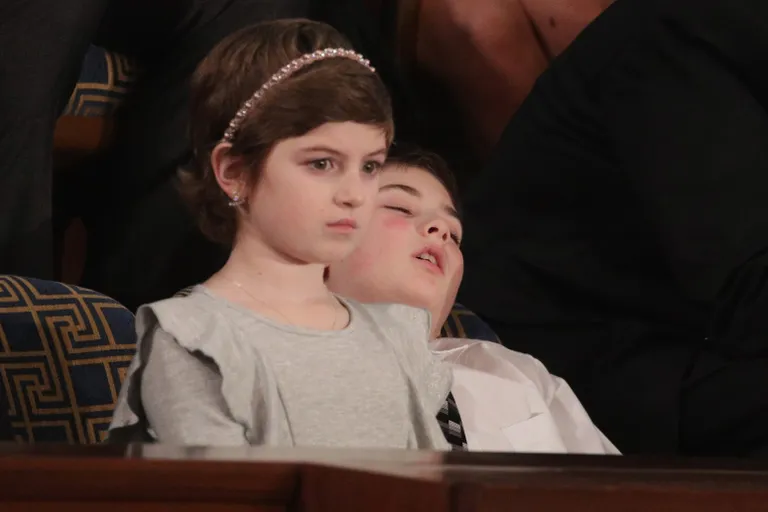 Grace Eline (vasakul) ja Joshua Trump kuulamas 5. veebruaril USA presidendi Donald Trumpi kõnet