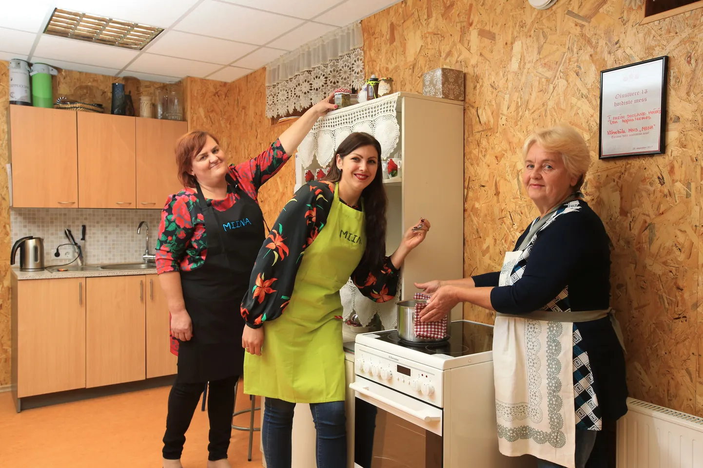 Kõrveküla maanaiste seltsi Miina liikmed (vasakult) Meeli Kruus, Merje Kaaret ja Mari Leover veedavad suve lõpus ja sügisel sageli aega pliidi ees ja köögis askeldades, et aiasaadused maitsvalt purkidesse saaks.