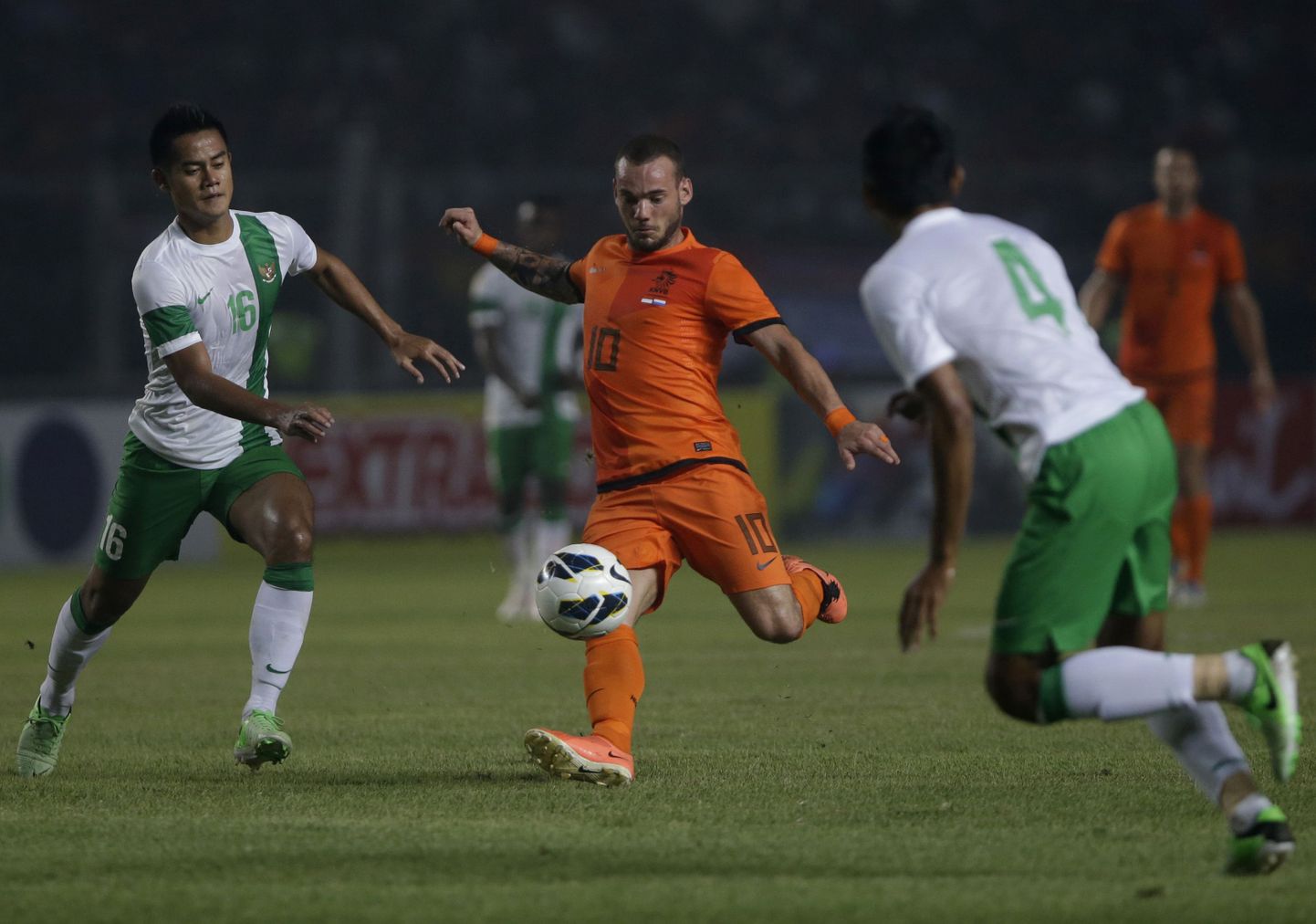 Wesley Sneijder (keskel) Hollandi koondise kohtumises Indoneesiaga.