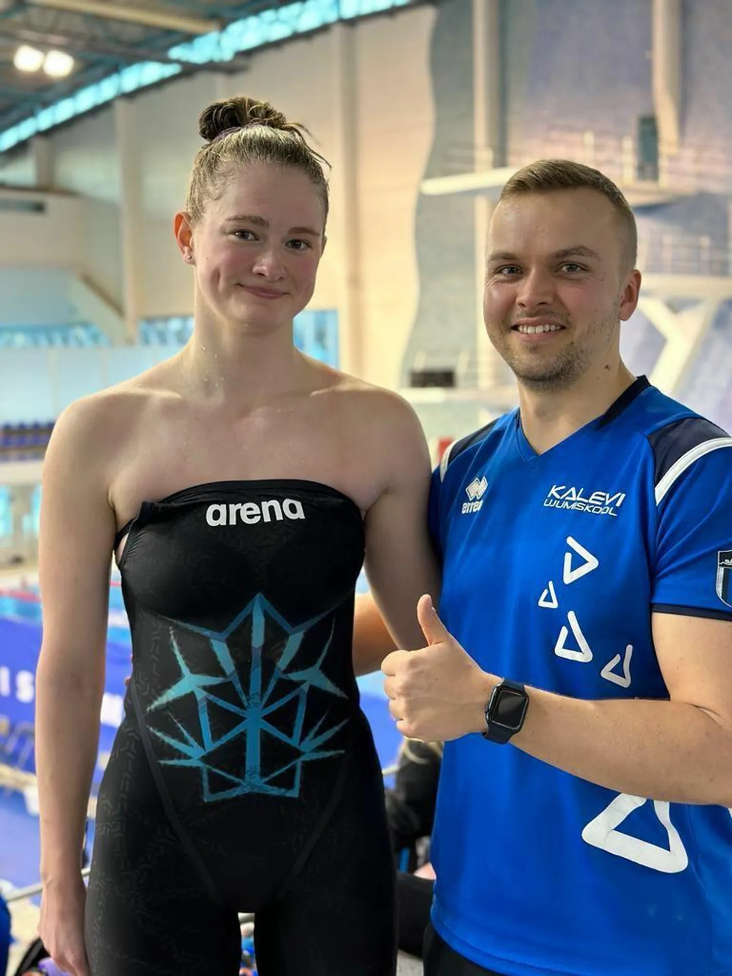Eneli Jefimova koos treener Henry Heinaga pühapäeval Helsingis pärast Eesti rekordi püstitamist.