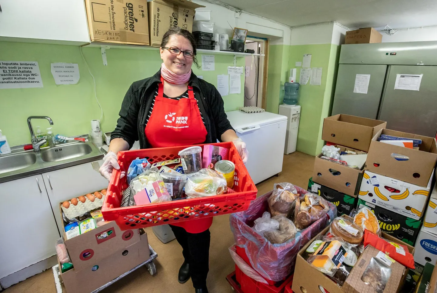 Kaarit Visnapuu on Pärnu toidupanga üks vabatahtlikke. Temalgi tuleb käituda eriolukorra reeglite järgi: hoida käed puhtad ja klientidega ­distantsi.