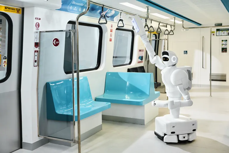 See Aeolus Roboticsi masin sõidab «tööle». Tegemist on hooldusrobotiga, mis teenindab abi vajavaid vanemaid inimesi nende kodus või hooldushaiglates. Robot nimega aeo suudab iseseisvalt liikuda ja navigeerida ning oskab pikali kukkunud inimest püsti aidata. Paljud hooldushaiglad USAs on mõelnud juba inimtööjõu kalliduse ja puuduse pärast masinad appi võtta.