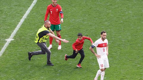 Фото ⟩ Во время матча Португалии и Турции на поле творились странные вещи
