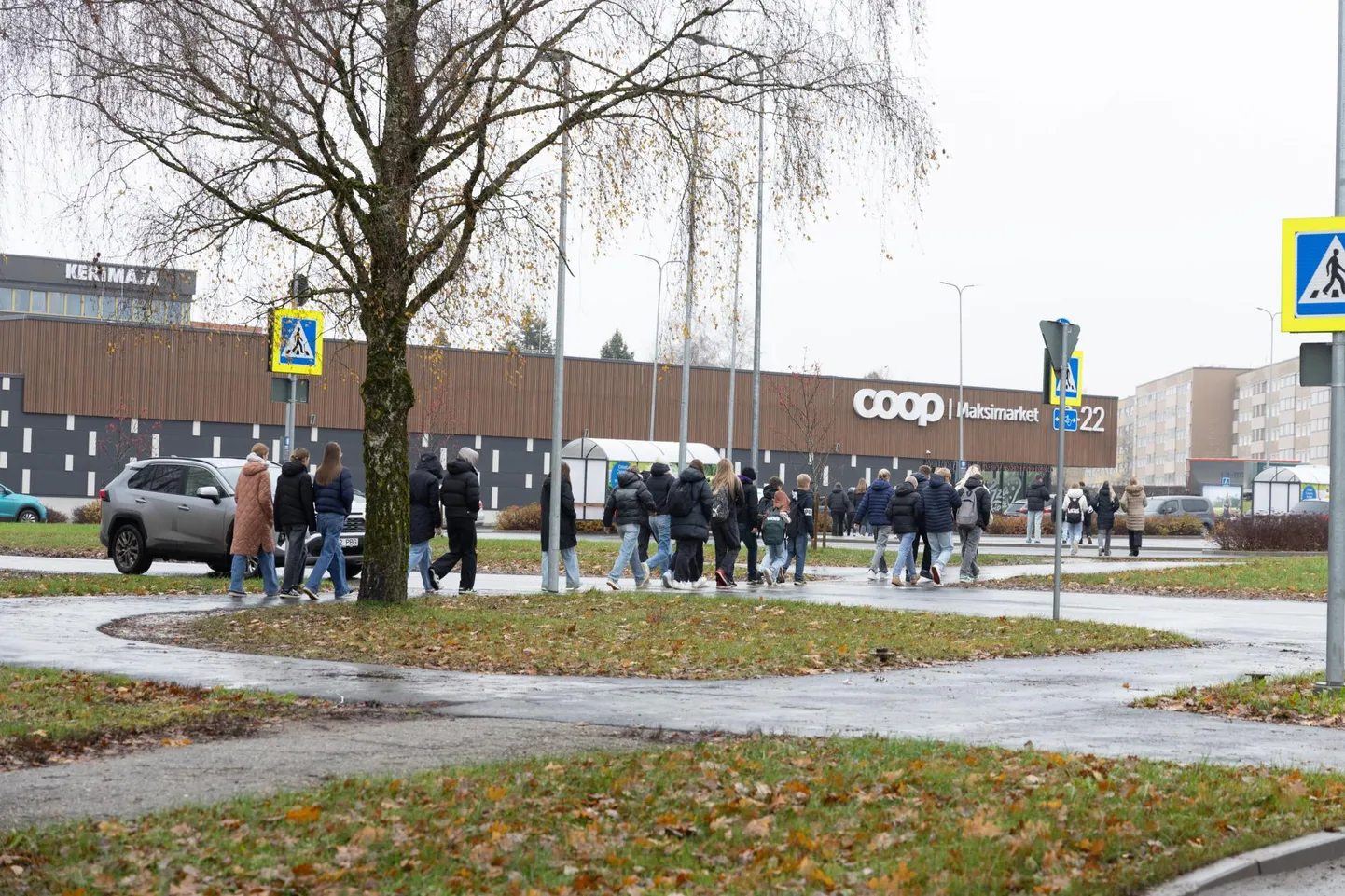 Kui Viljandi Jakobsoni koolis algab pikk vahetund, seab kamp koolilapsi sammud üle tee Männimäe Maksimarketisse. Paraku ei oska kõik seal viisakalt käituda.