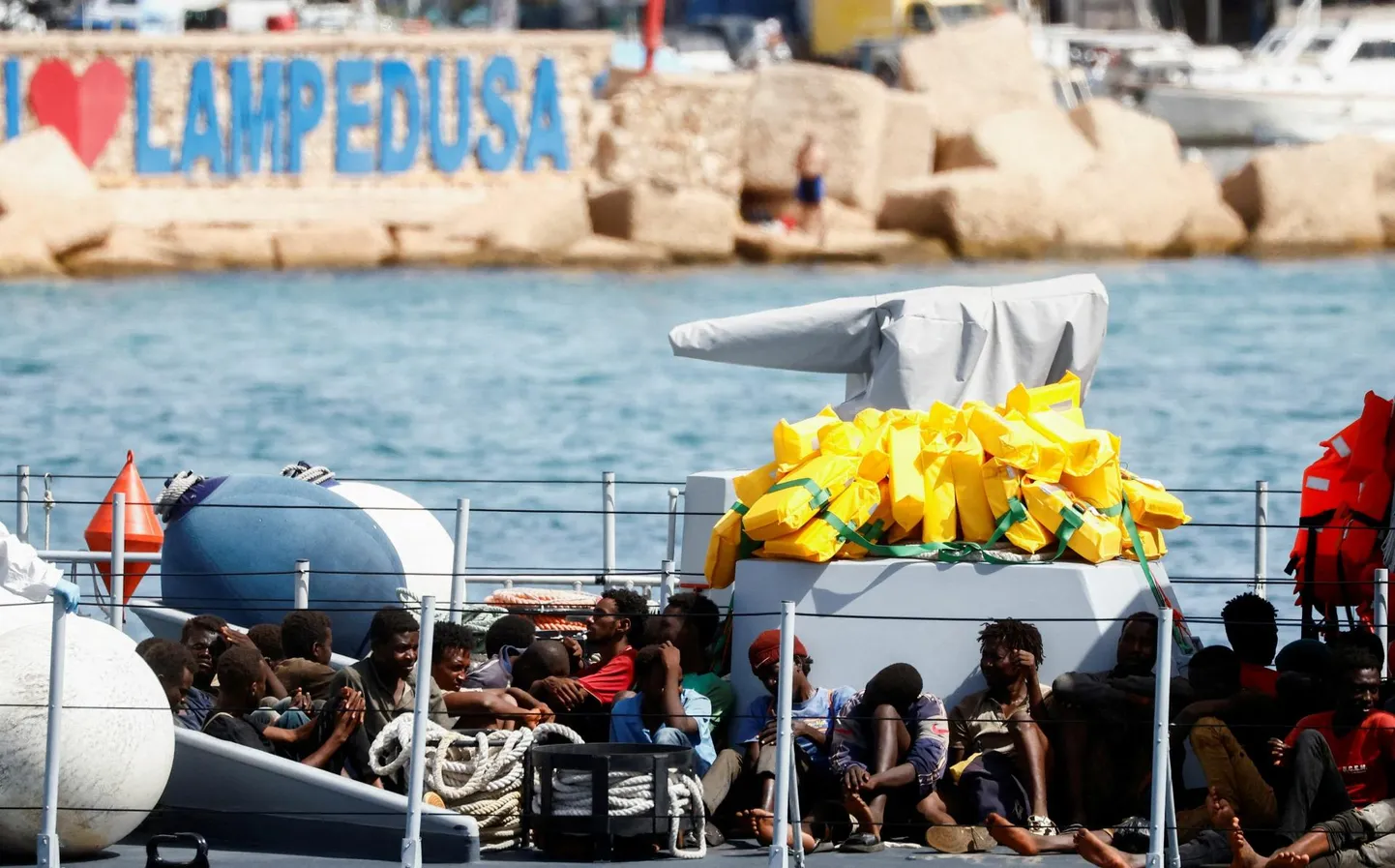 Itaalia piirivalve laev septembris Vahemerelt päästetud migrante Lampedusa saarele toimetamas. Tuleva aasta kevadest on merelt üles korjatud sisserändajad plaanis paigutada varjupaigataotlusele vastuse ootamise ajaks Albaaniasse.