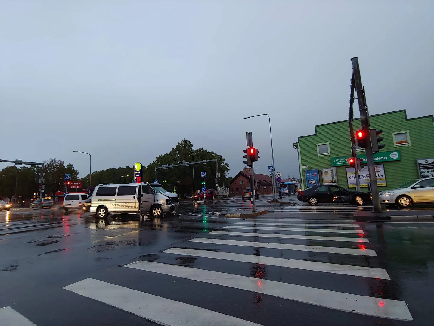 Avarii Tallinna maantee ristmikul.