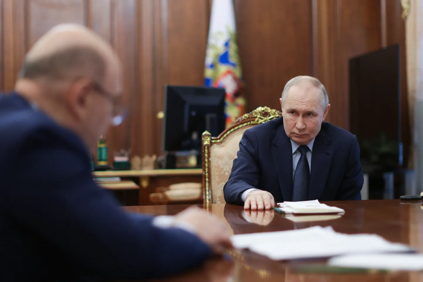 Vene peaminister Mihhail Mišustin annab Kremlis president Vladimir Putinile aru. Pilt on illustratiivne.