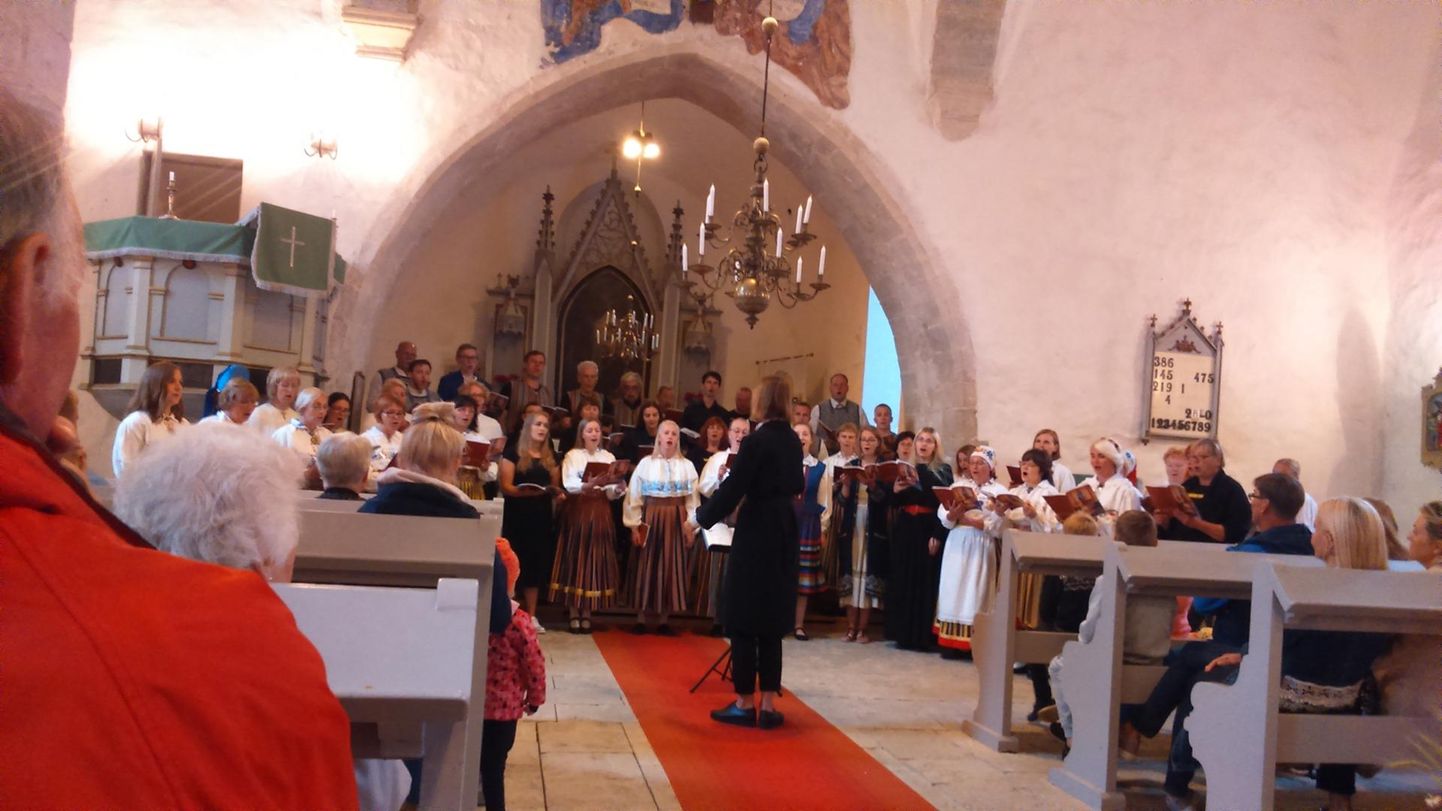 Tudukontserdil Kadrina kirikus pani dirigent Silja Uhs koondkoori imeliselt kõlama.