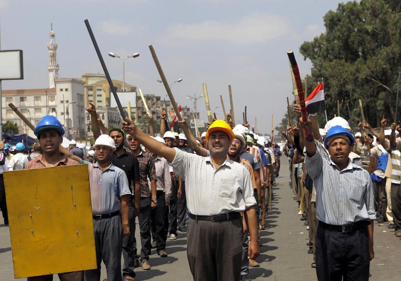 President Mohamed Morsi miljonite vastaste kõrval on tänavatele tulnud ka riigipea toetajad. Pildil avaldavad kaigaste ja kiivritega varustatud Morsi poolehoidjad presidendile toetust Kairos asuva Rabia al-Adawiya mošee juures.