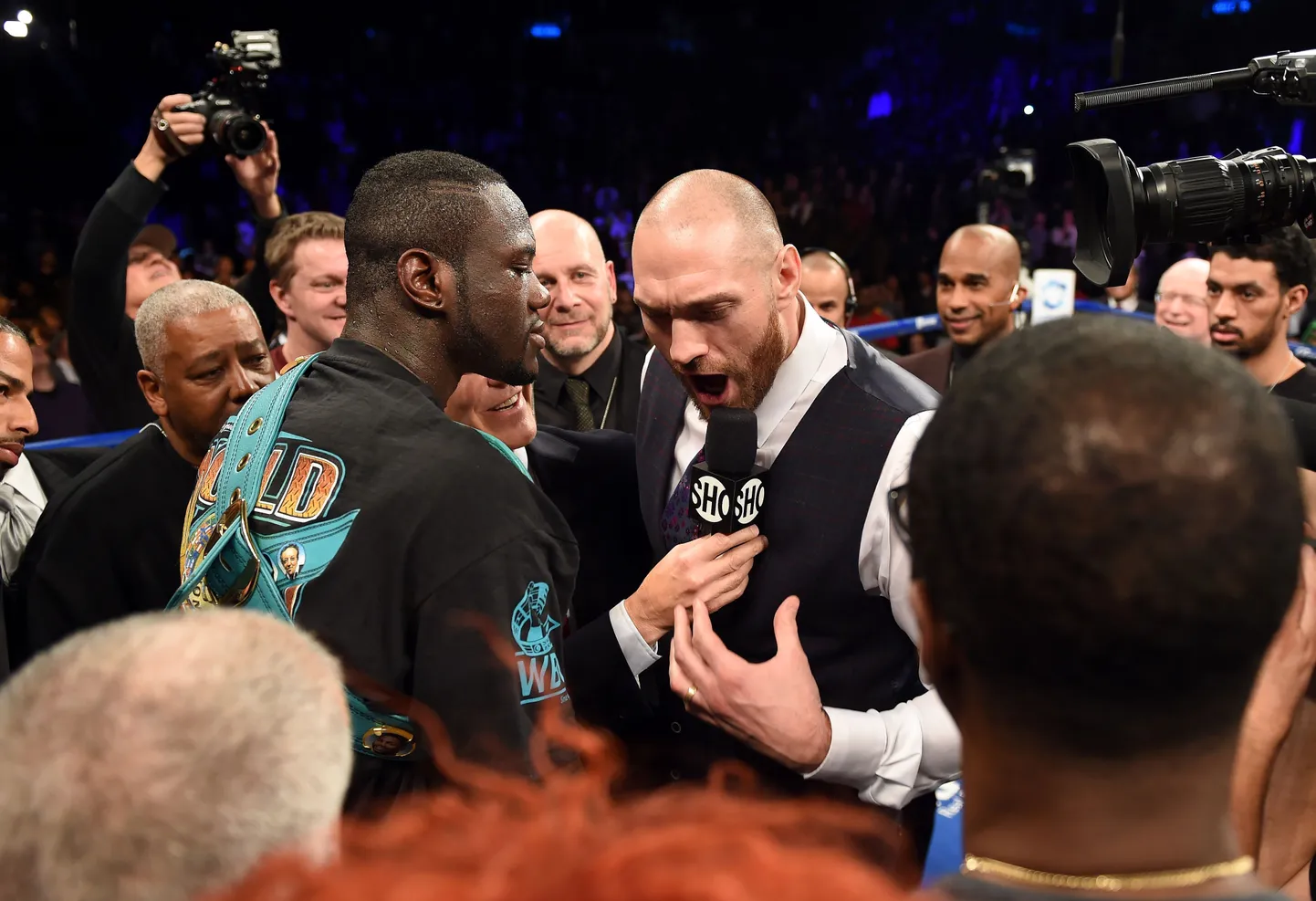 Tyson Fury (paremal) asus pärast matši võiduka Deontay Wilderiga tüli norima.