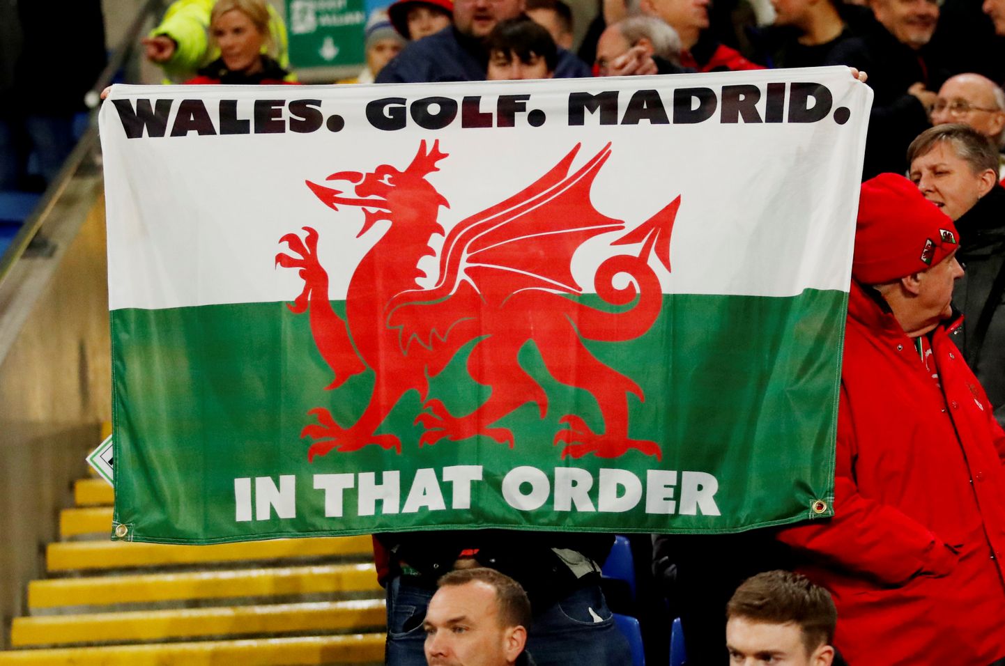Kurikuulus lipp, millega Gareth Bale väljakul lehvitas.