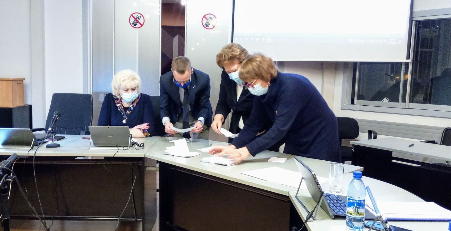 Счетная комиссия подсчитывает бюллетени во время выборов руководства депутатских комиссий в Нарве.