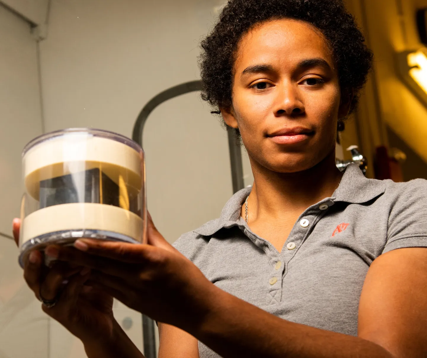 USA tuumateadlane Brittany Robertson  Pacific Northwest National Laboratory (PNNL)  valduses oleva uraanikuubikuga, mis on tõenäoliselt pärit natside tuumaprogrammist