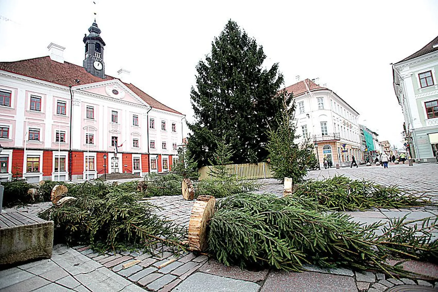 Tartu Raekoja plats eile ennelõunal.