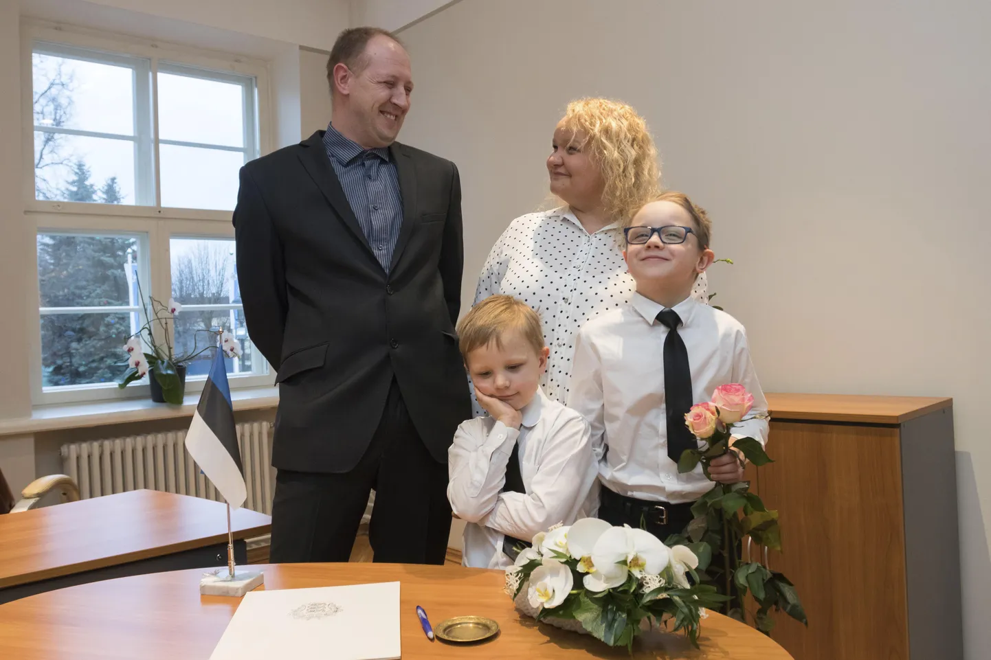 Värskelt abiellunud perekond Viira oli pärast 25 aastat esimene paar, kes sõlmis oma liidu Viljandi raekojas. Kristel ja Talvo Viira pojad Mikk ja Joosep lubasid vanematele pulmakingiks olla senisest veel tublimad.