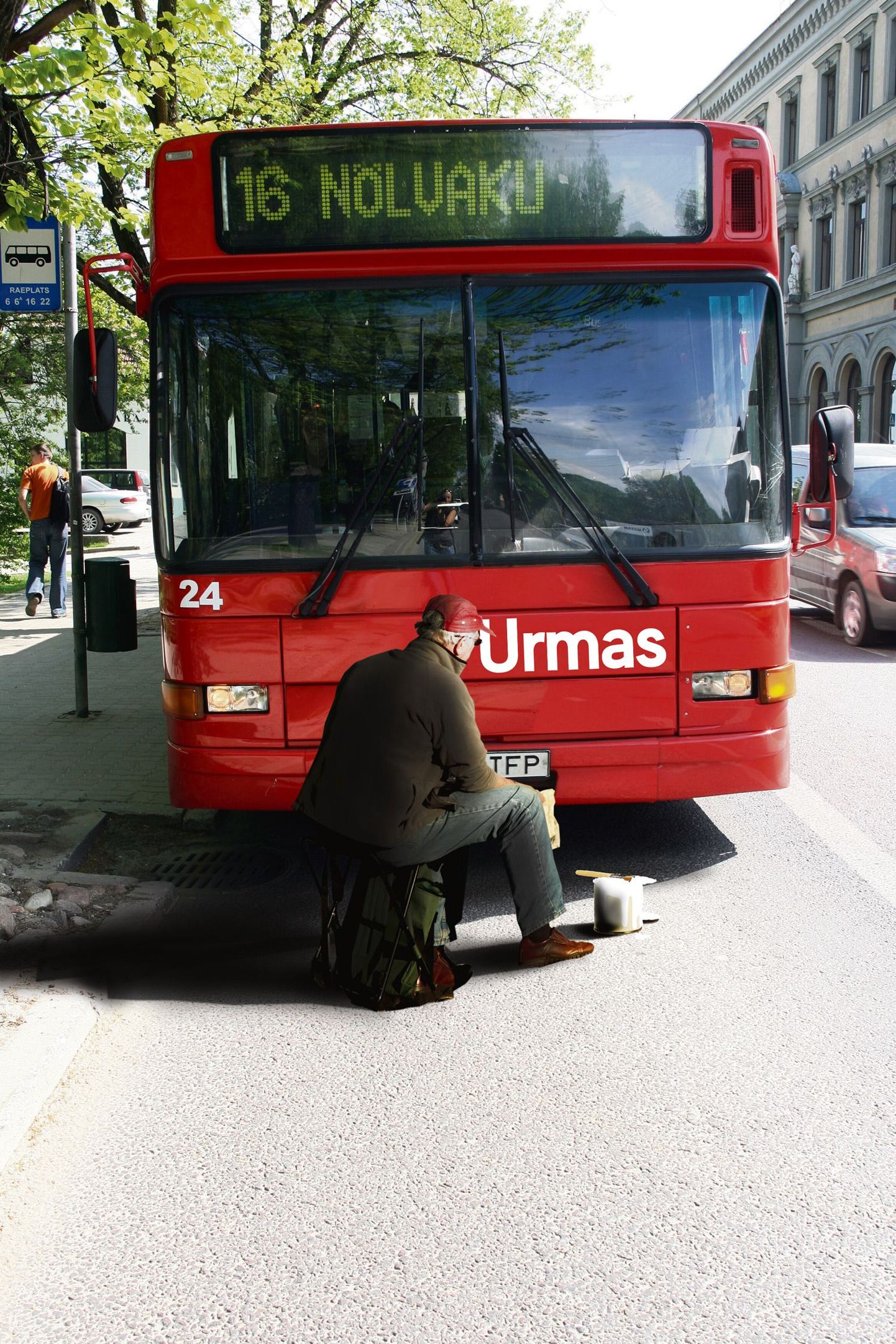 Esimene buss sai nime juba eile, kui bussipargi töötaja maalis raeplatsi peatuses sõiduki esiotsa praeguse linnapea eesnime. Bussi võib täna juba liinil näha.