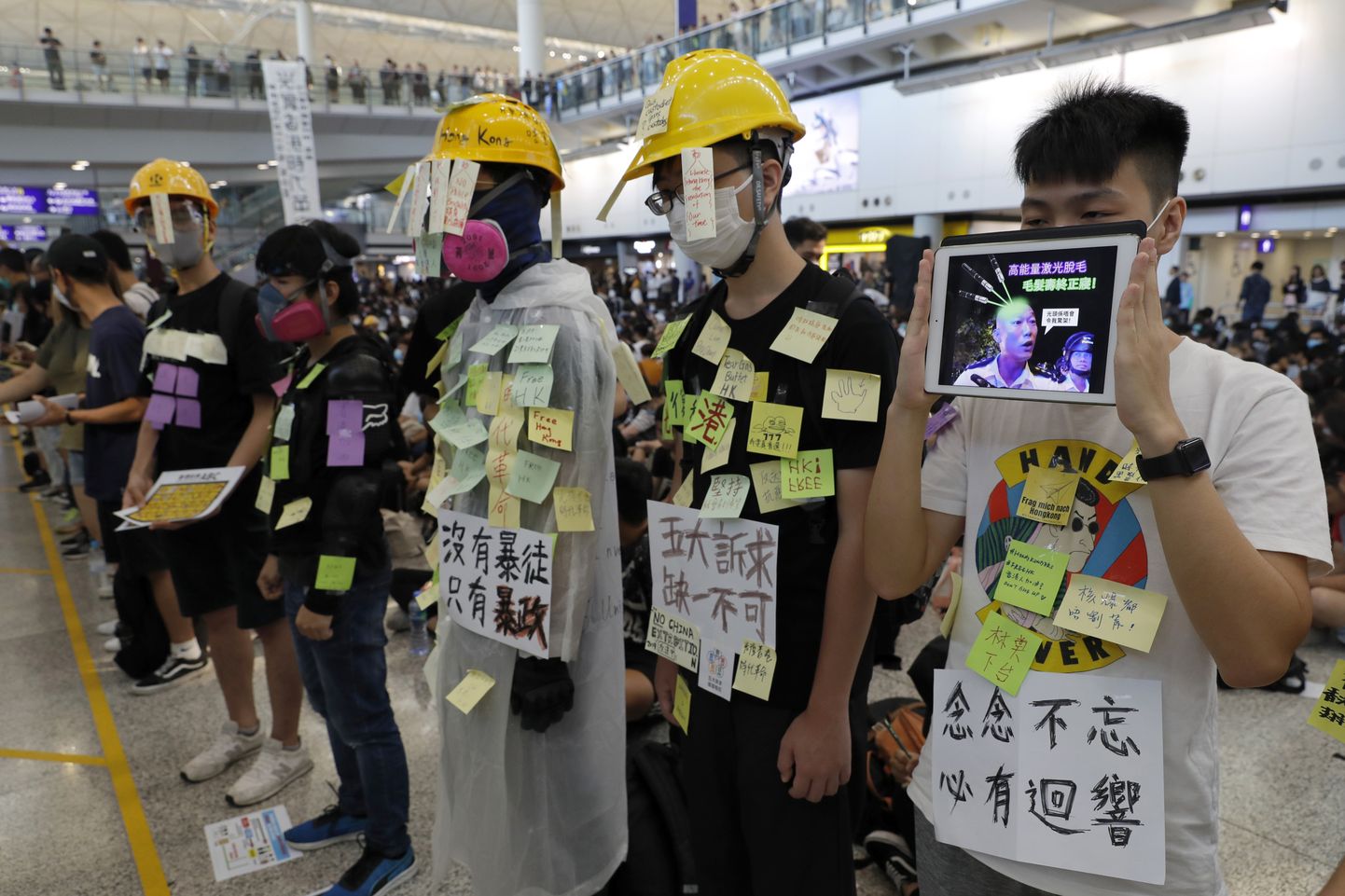 Протестующие в аэропорту Гонконга.