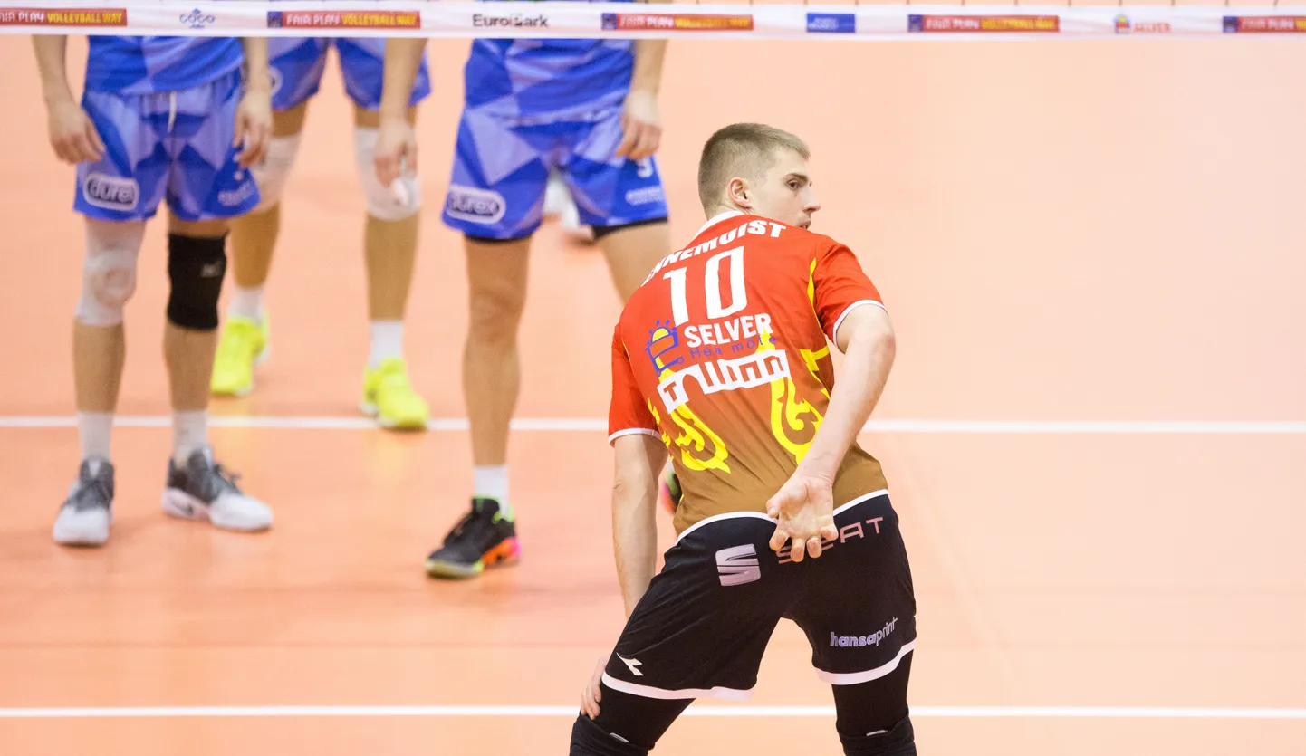 Siim Ennemuist liigub Selverist Rakverre.