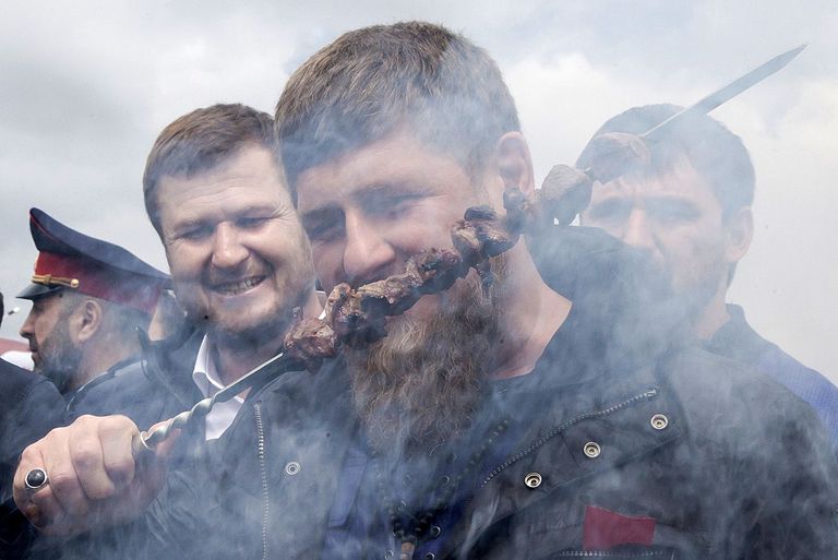 Tšetšeenia juht selle aasta aprillis vabaajafestivalil šašlõkki mekkimas. Foto: Yelena Afonina/TASS/Scanpix
