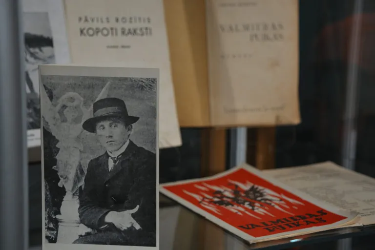 Rakstnieka Pāvila Rozīša (1889-1937) foto ateljē portrets.