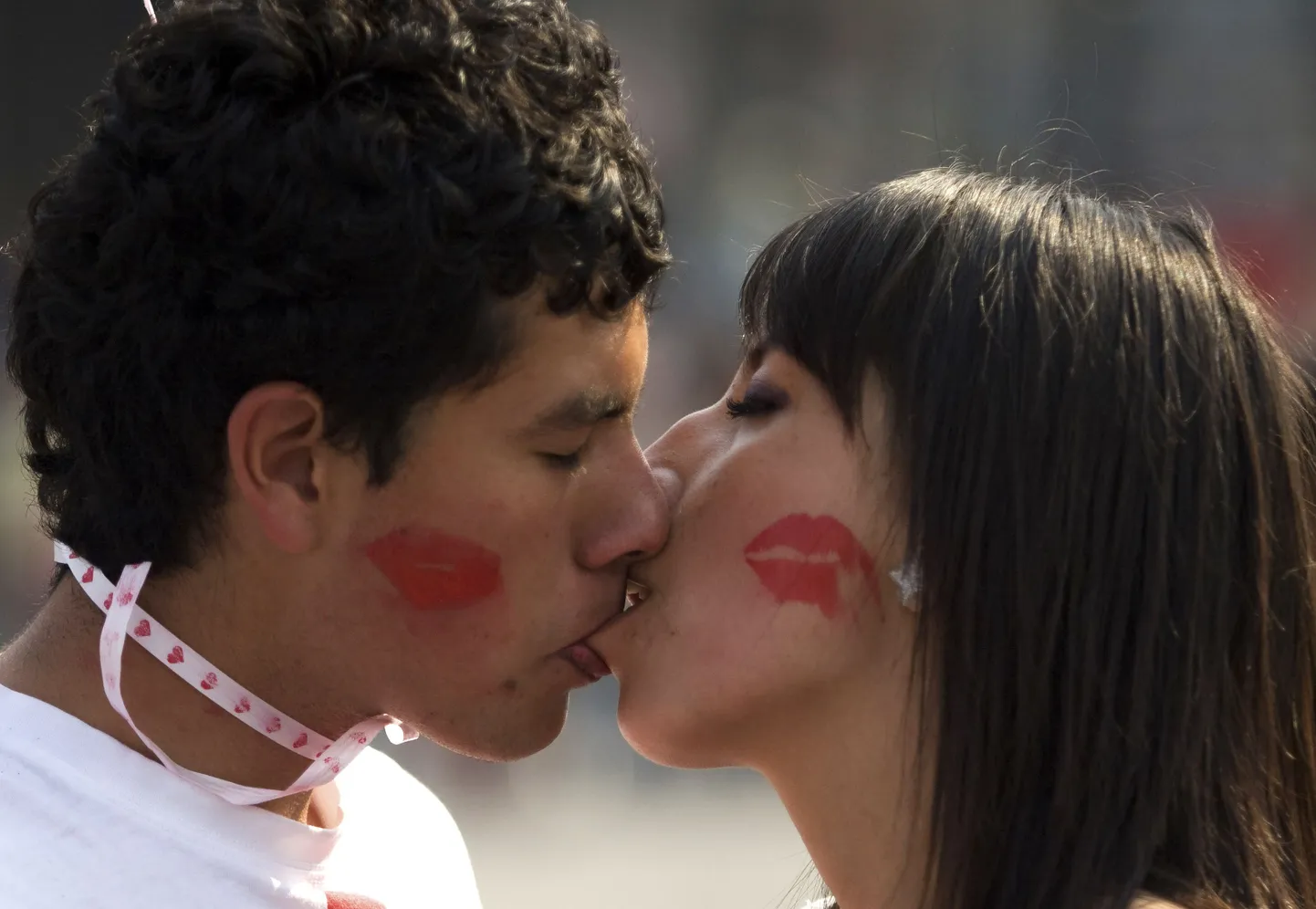 Valentinipäeva puhul suudles Mexico City keskväljakul korraga ligi 40 000 inimest