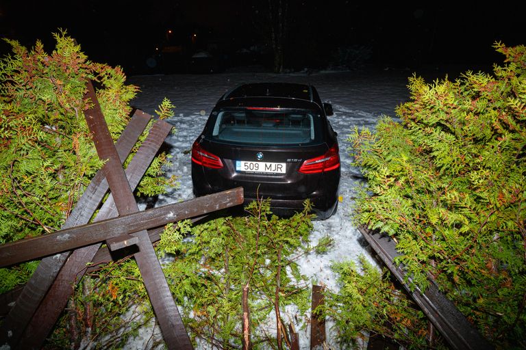 21.12.22, Tallinn. Harku vallas BMW-ga liigelnud juht lõpetas sõidu Liiva tee eramaja hoovis.