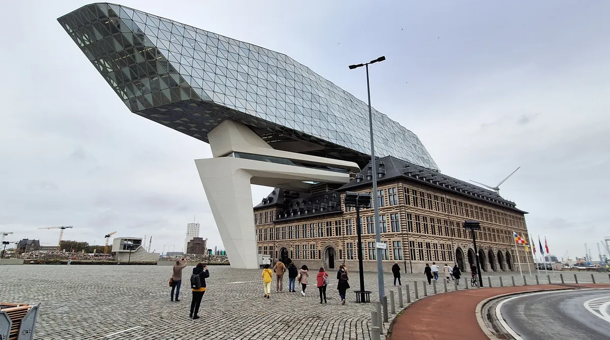 Antwerpeni sadama peahoone, mille juurdeehitise autor on maailmakuulus Zaha Hadid. Antwerpeni sadam investeerib praegu väga palju, et saada kasu rohepöörde uuest majandusmudelist.